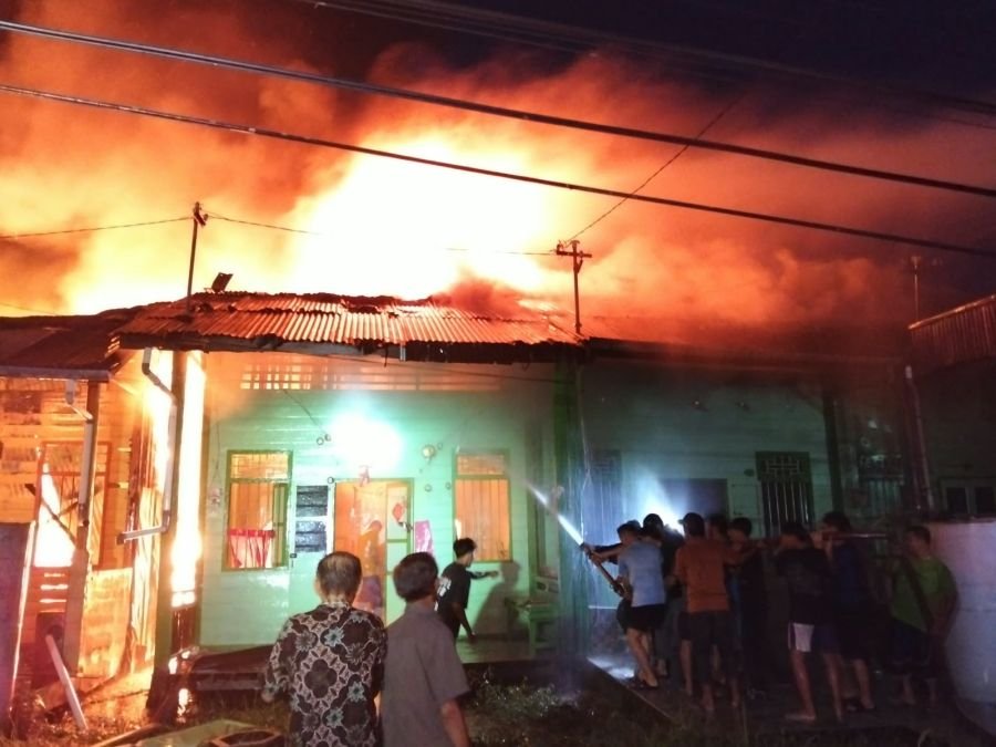 12 Rumah dan Kelenteng Terbakar, Kodim 0321 Rohil Bantu Padamkan Api