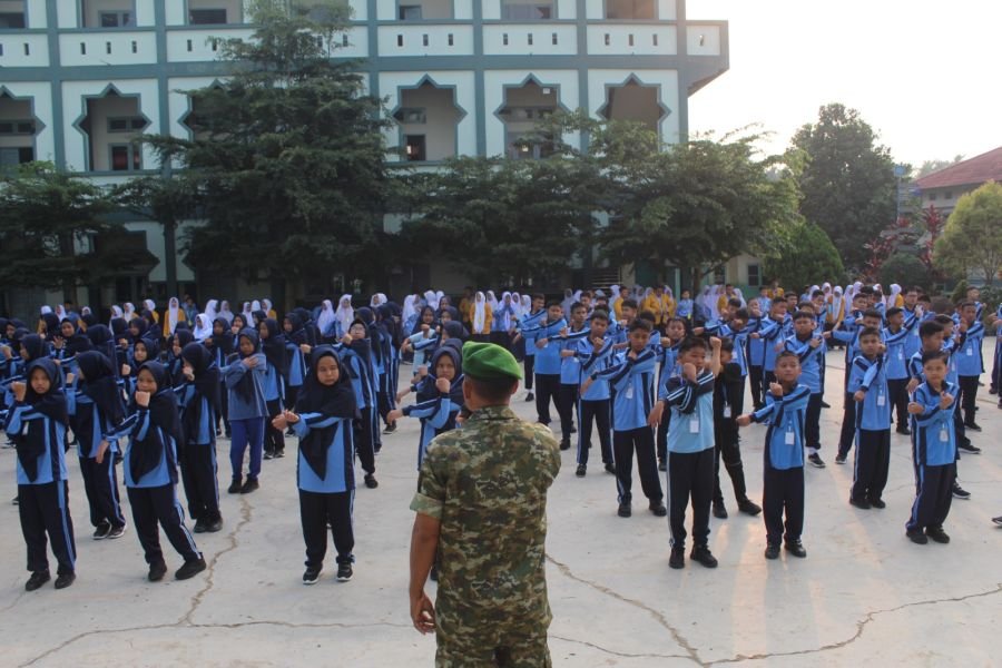 158 Siswa SMP MUTU Ikuti Latihan PBB dan Wasbang dari Babinsa Koramil 02/KT