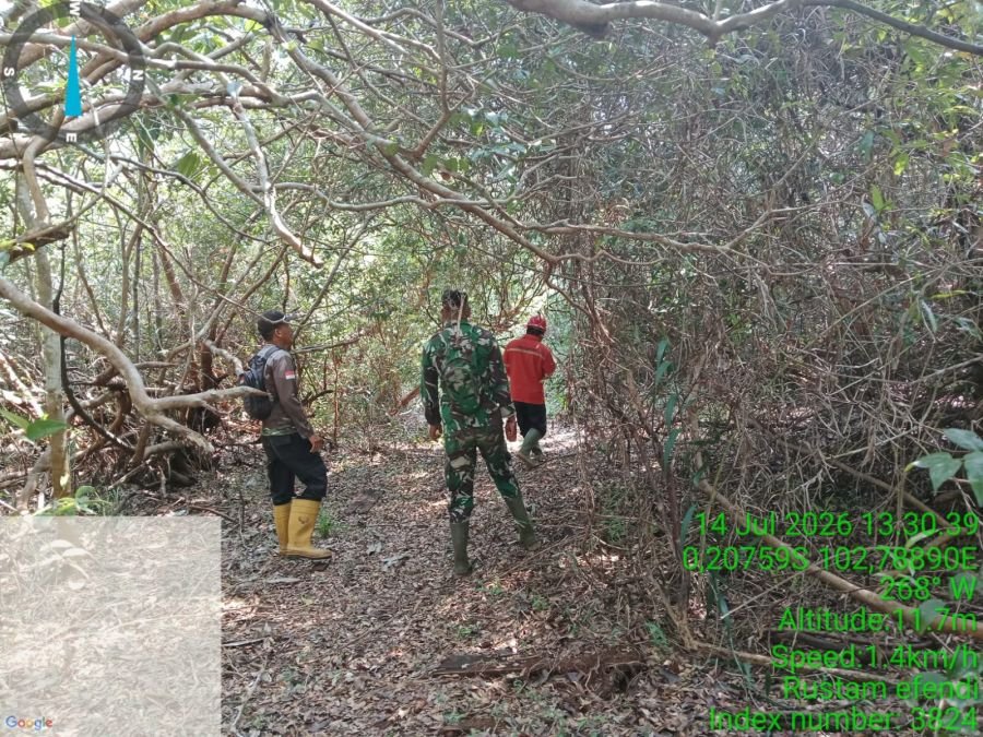 PERSONEL BABINSA KORAMIL 05/GAUNG,  MELAKSANAKAN PATROLI TAPAL BATAS WILAYAH SEBAGAI UPAYA DETEKSI D