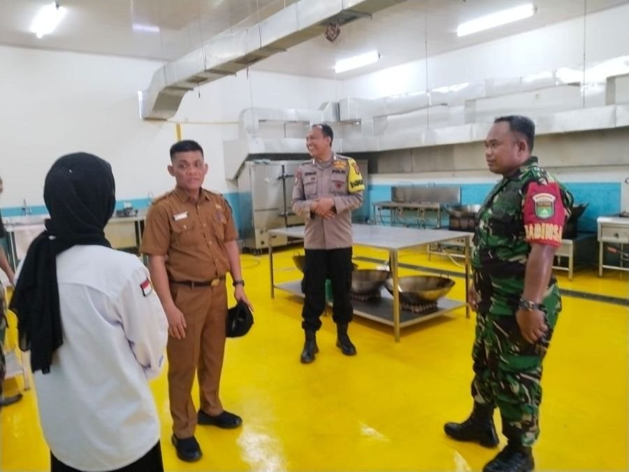 4 Pilar Kelurahan Simpangtiga Tinjau Dapur MBG, Pastikan Makanan Layak dan Bergizi untuk Pelajar
