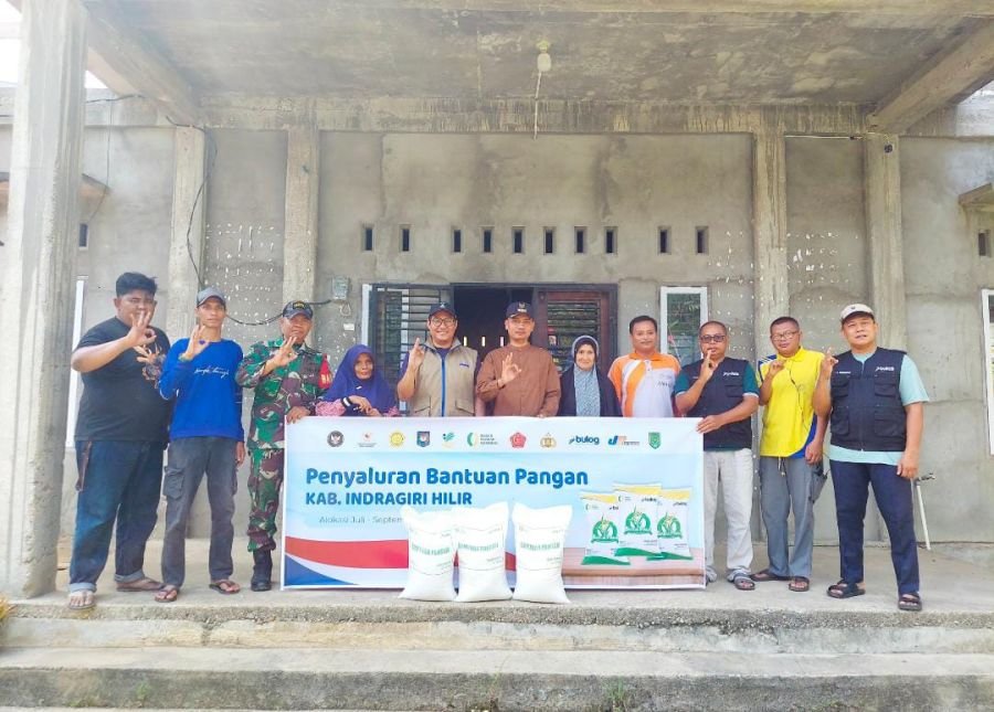 767 KPM Terima 30 Kg Beras, Babinsa 01/Tembilahan Serda Miskal Pastikan Penyaluran BPN Aman