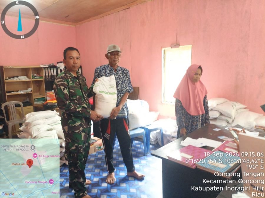 784 Warga di Kec. Concong Terima Bantuan Beras Pemerintah, Danpos Koramil 04/Kuindra Turut Hadir