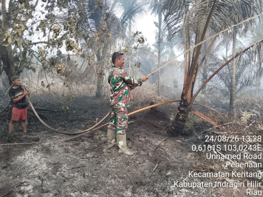 8 Hektar Lahan Gambut Desa Pebenaan Terbakar, Babinsa Kemuning dan Warga Padamkan Bersama