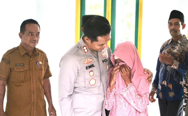 Air Mata Warga Kurang Mampu Warnai Peresmian Rumah Layak Huni Kolaborasi Baznas dan Polres Rohul
