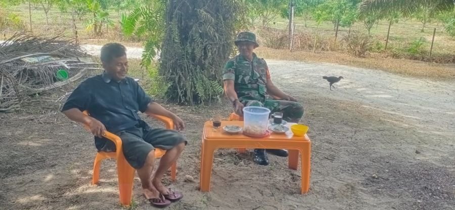 Ajak Gunakan APD, Babinsa Koramil 07/Kampar Himbau Keselamatan Kerja Petani Sawit Melalui Komsos