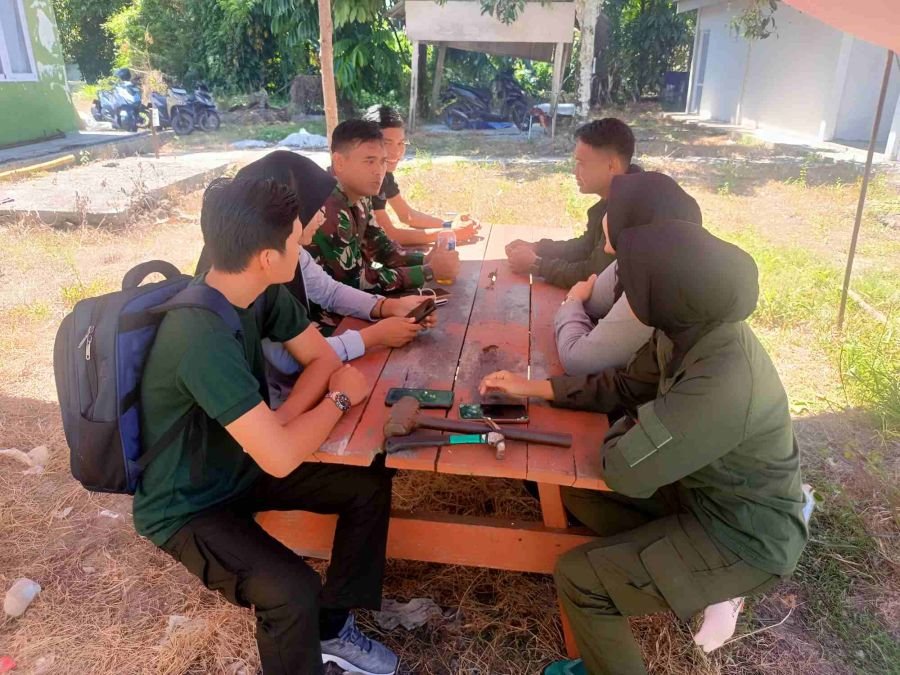 Akhir Pekan di Tengah Masyarakat, Babinsa Sukajadi Jaga Kedekatan Lewat Komsos