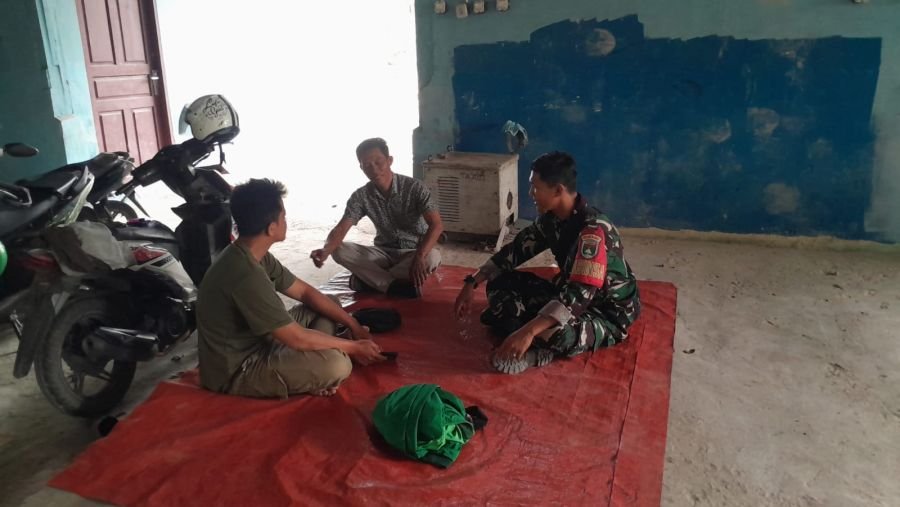 Akhir Pekan Tetap Aktif, Babinsa Muara Fajar Timur Perkuat Komsos dan Kepedulian Warga
