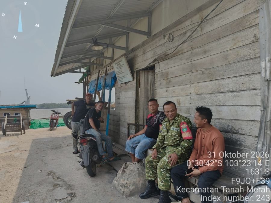 Akrab Dengan Warga! Babinsa Tanah Merah Serka P. Siregar Komduk, Ajak Warga Jaga Keamanan