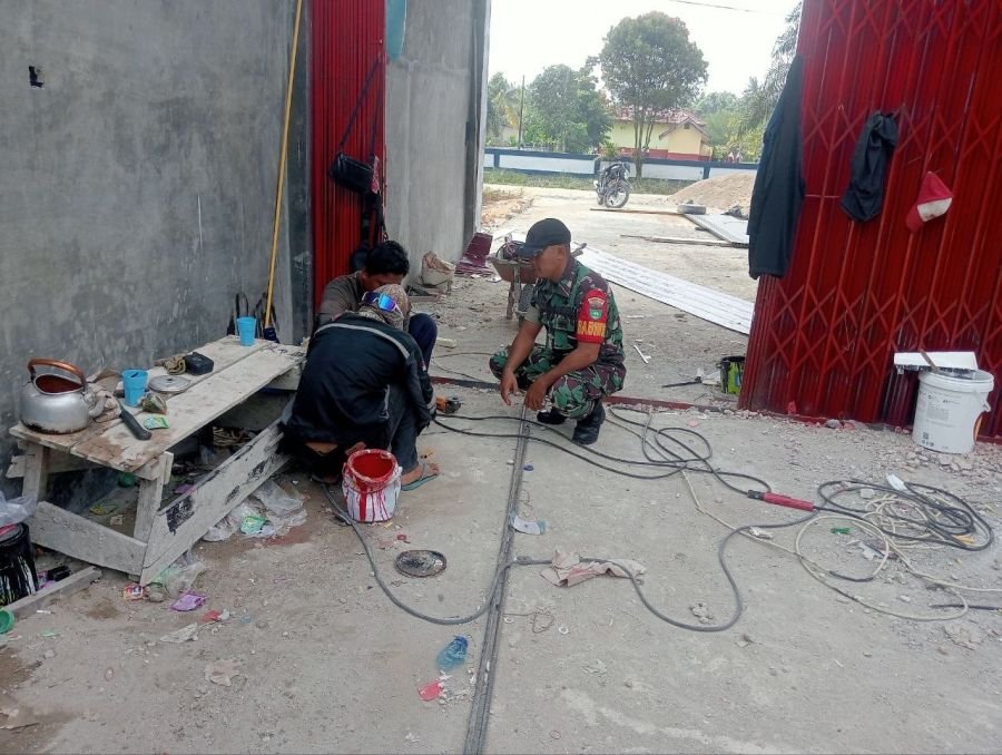 Akselerasi Ekonomi Desa, Babinsa Koramil 03 Seberida Kawal Pembangunan KDKMP Petala Bumi