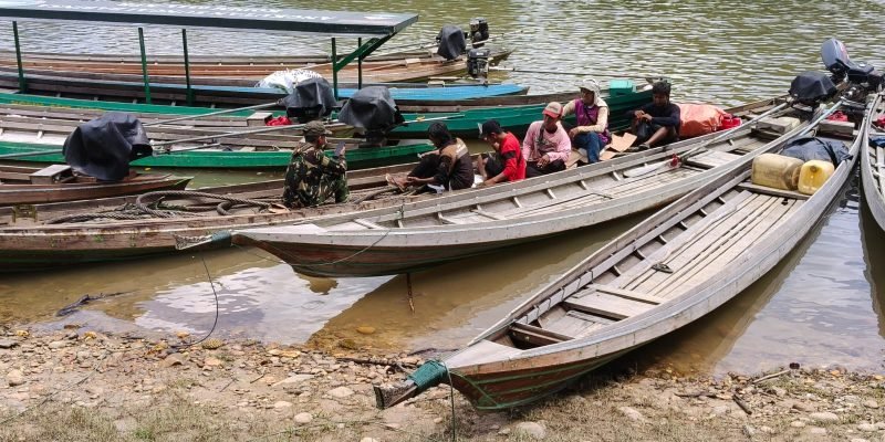 Akselerasi Satgas Kodim 0313/KPR Kencangkan Sling dan Pasang Tulangan Jembatan Gajah Bertalut
