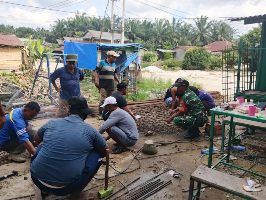 Akses Lebih Dekat, Ekonomi Lancar: Babinsa 09/Kemuning Bangun Jembatan Gantung Bersama Warga