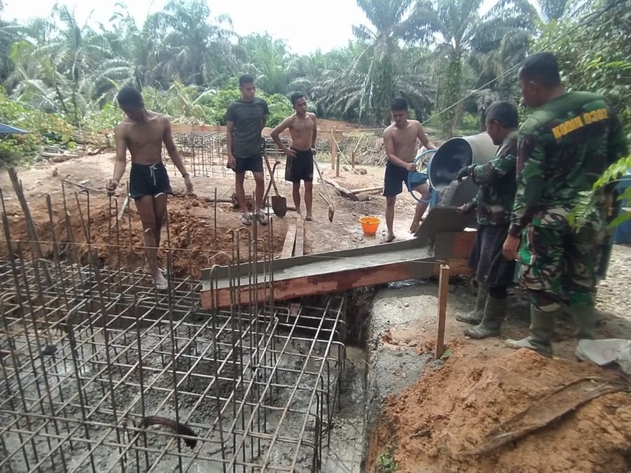 Akses Terisolir Diterobos, Satgas Kodim 0302/Inhu Bangun Jembatan Garuda
