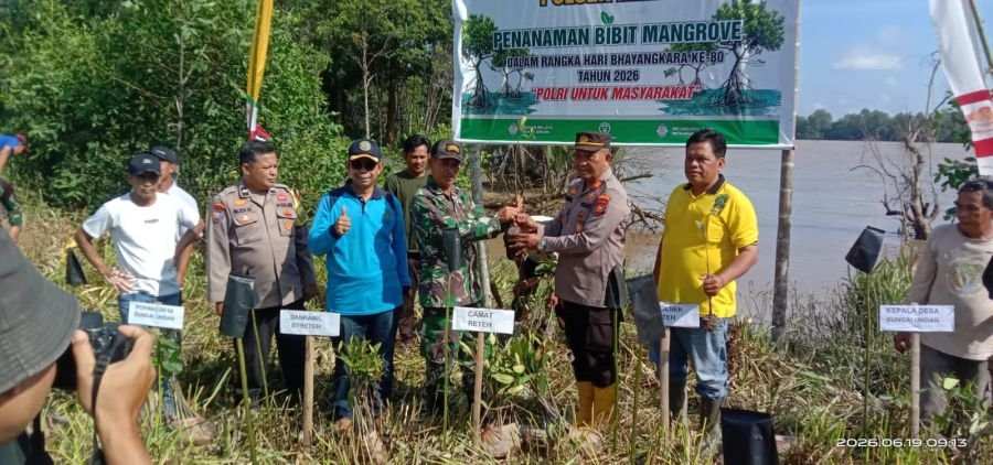 Aksi Babinsa 07/Reteh di HUT Bhayangkara ke-80, Dukung Penghijauan Cegah Abrasi
