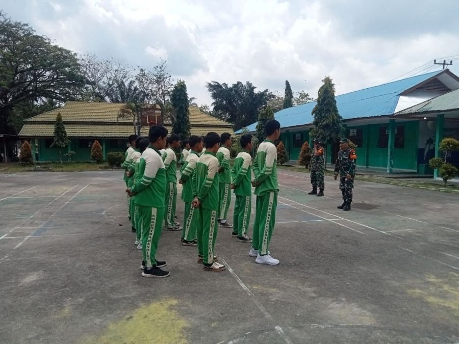 Aksi Babinsa di Sekolah, Siswa Dilatih Disiplin dan Tanggung Jawab