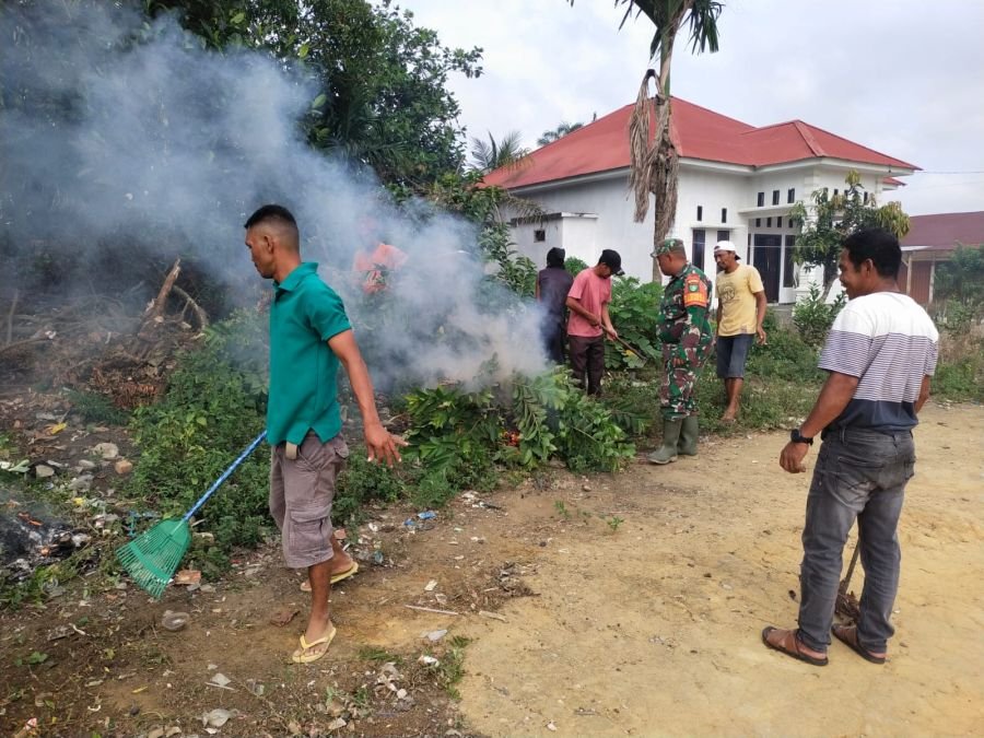 Aksi Bersih Dipimpin Babinsa, Warga Terbangiang Antusias Turun Tangan