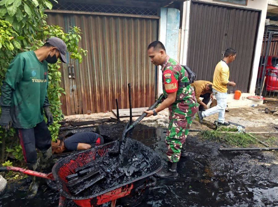 Aksi Cepat Babinsa 01/Tembilahan Serda Ronald Manalu Normalisasi Drainase Demi Cegah Genangan