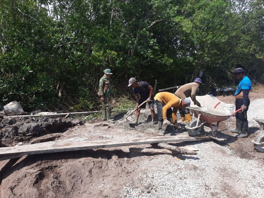 Aksi Gotong Royong Babinsa, Jalan Desa Keriung Kini Diperbaiki