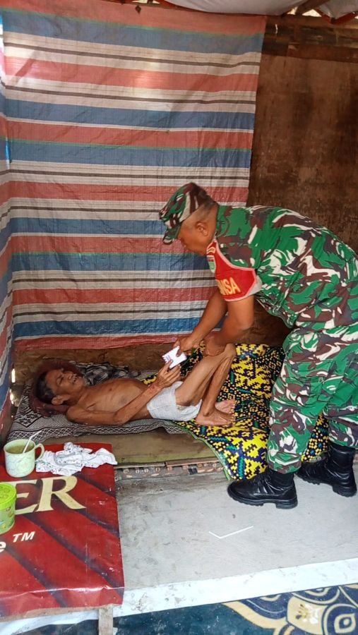 Aksi Humanis Babinsa Panfke Sentuh Warga yang Hidup Sebatang Kara
