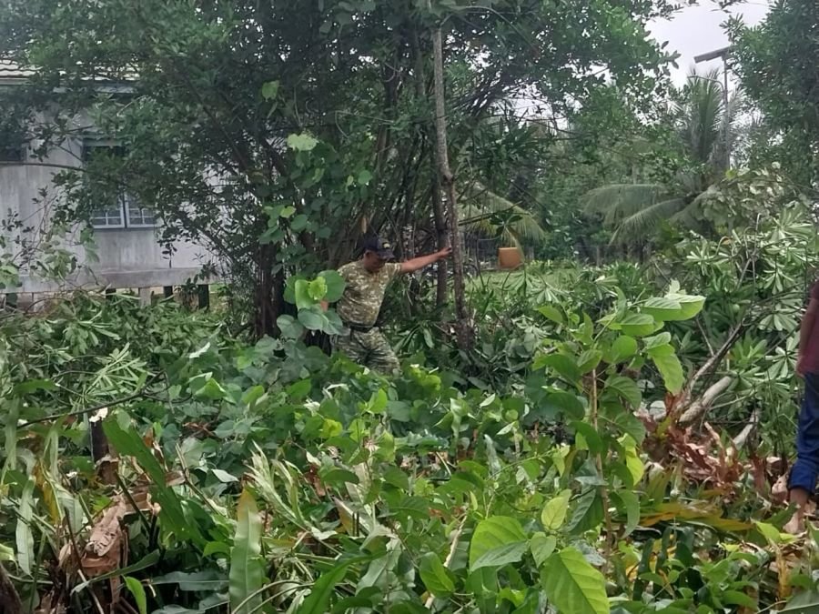 Aksi Jumat Bersih Babinsa Koramil 10/Pelangiran dan Warga Gotong Royong Bersihkan Sampah dan Semak
