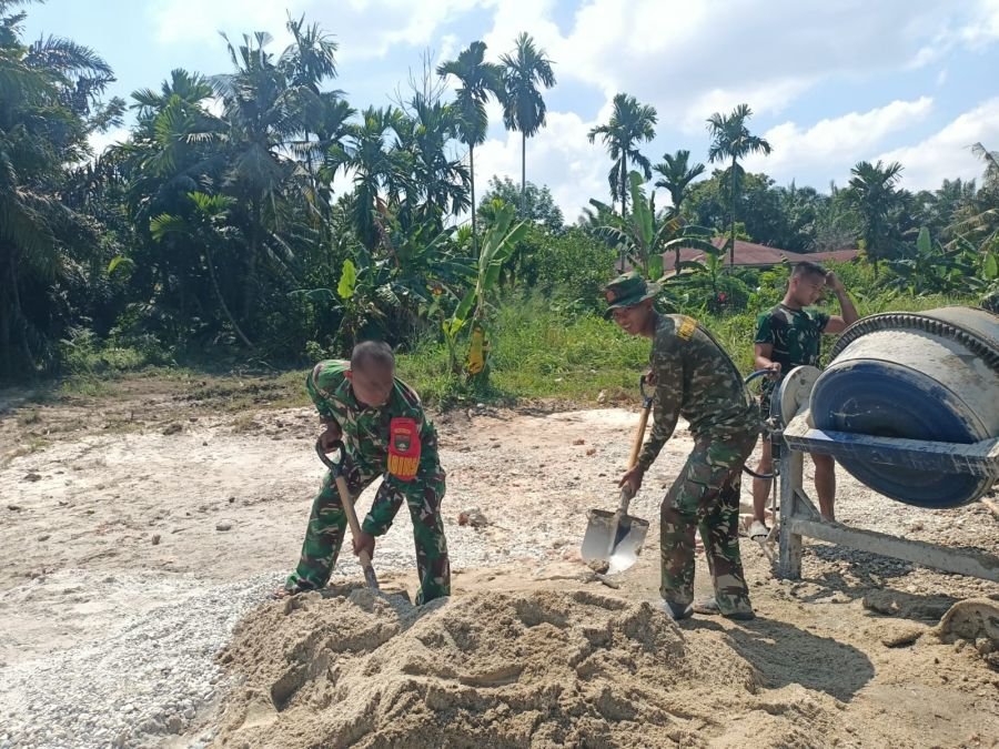 Aksi Nyata Babinsa di Tengah Warga, Ikut Mengolah Material dan Cor Jalan Demi Kepentingan Bersama