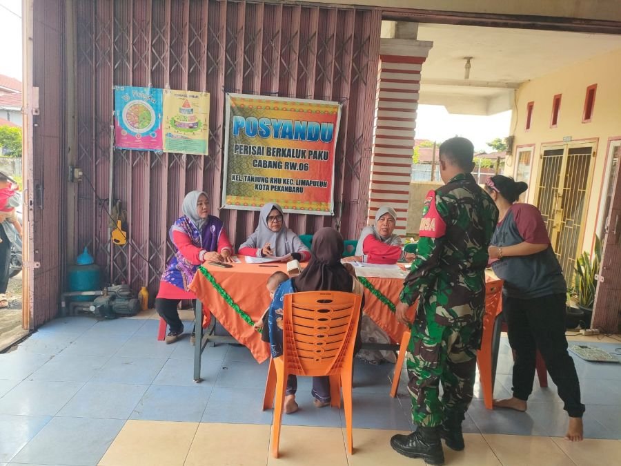 Aksi Nyata Babinsa Sertu M. Isak di Posyandu, Pastikan Tumbuh Kembang Balita Terpantau