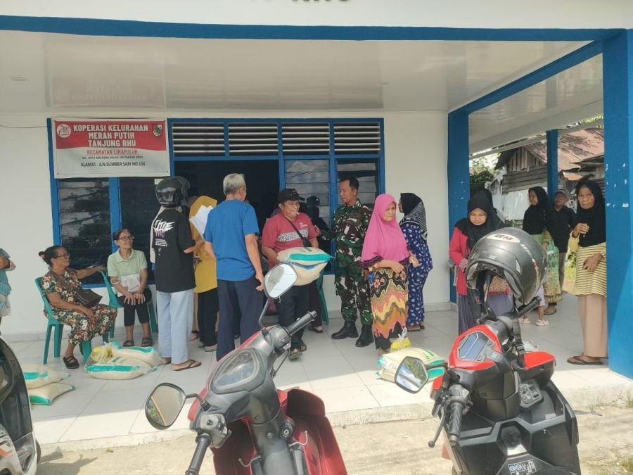 Aksi Nyata Babinsa Tanjungrhu di Tengah Warga, Monitoring Sembako Bulog Berjalan Aman dan Tertib