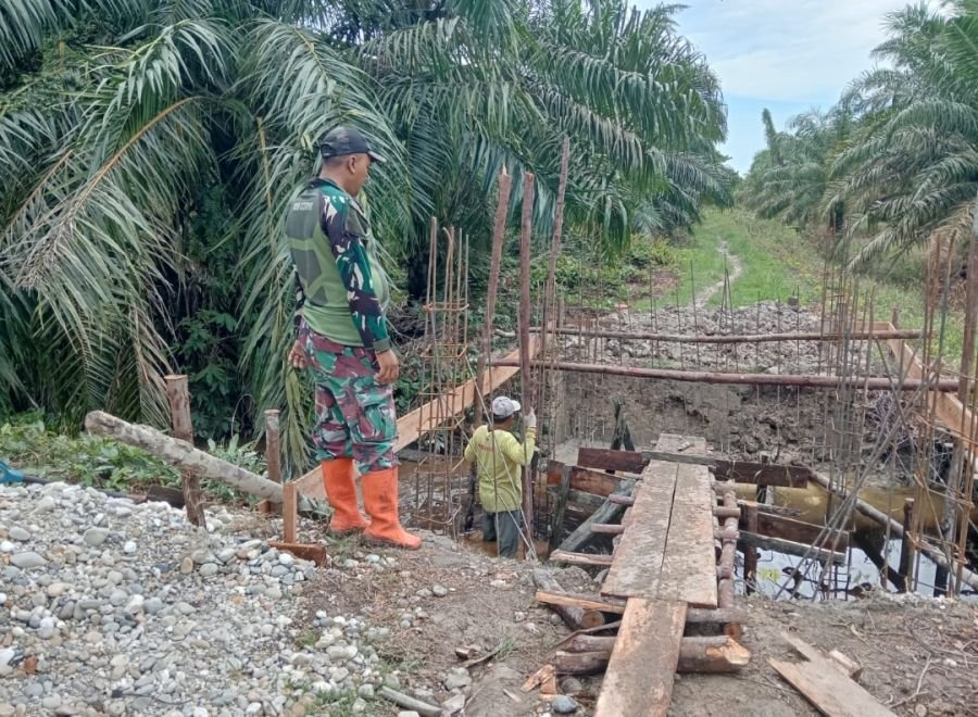 Aksi Nyata di Lapangan, Babinsa  Serka Agus Trio Bersama Warga Kebut Pengecoran Jembatan Garuda
