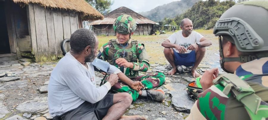 Satgas Yonif 136/TS Gelar Pengobatan Gratis di Puncak Senyum Papua