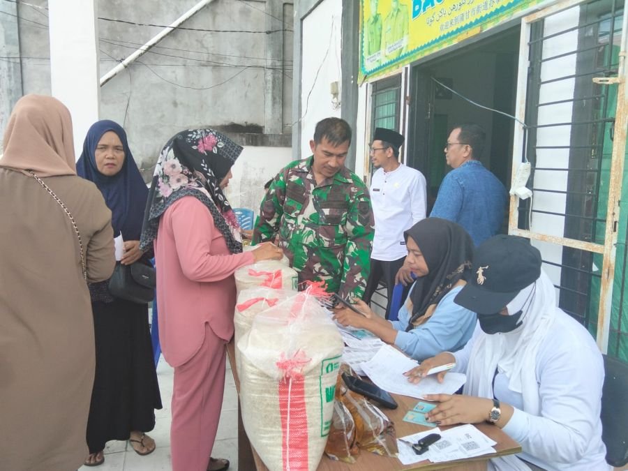 Aksi Nyata TNI, Babinsa Koramil 0321-01/Bangko Sukseskan Distribusi Bantuan Pangan 201 KK