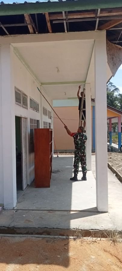 Aksi Nyata TNI, Ruang Baca Anak Desa Penarah Dipercantik