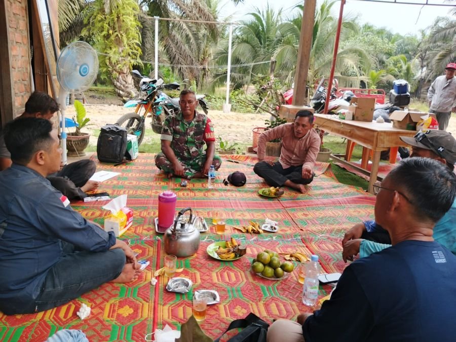 Aktif dan Responsif, Serka M. Ridwan Babinsa 09/Kemuning Pantau Wilayah Lewat Komsos