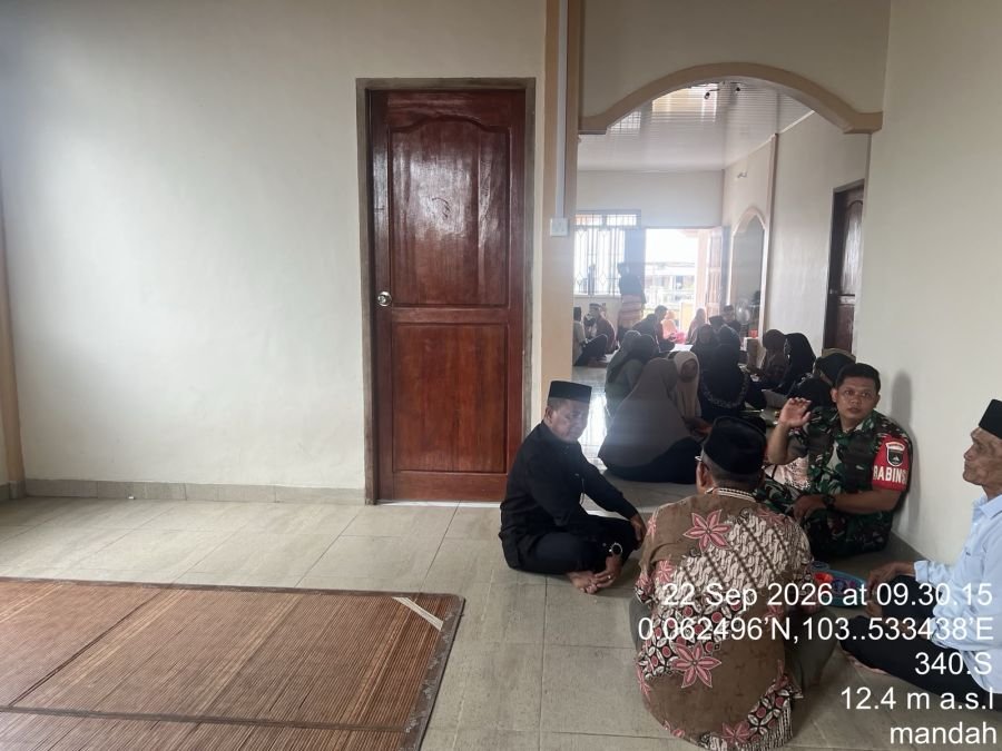 AKTIF DI DESA BINAAN, BABINSA 08/MDH KOMSOS BERSAMA MASYARAKAT DI PELABUHAN SEMBUANG