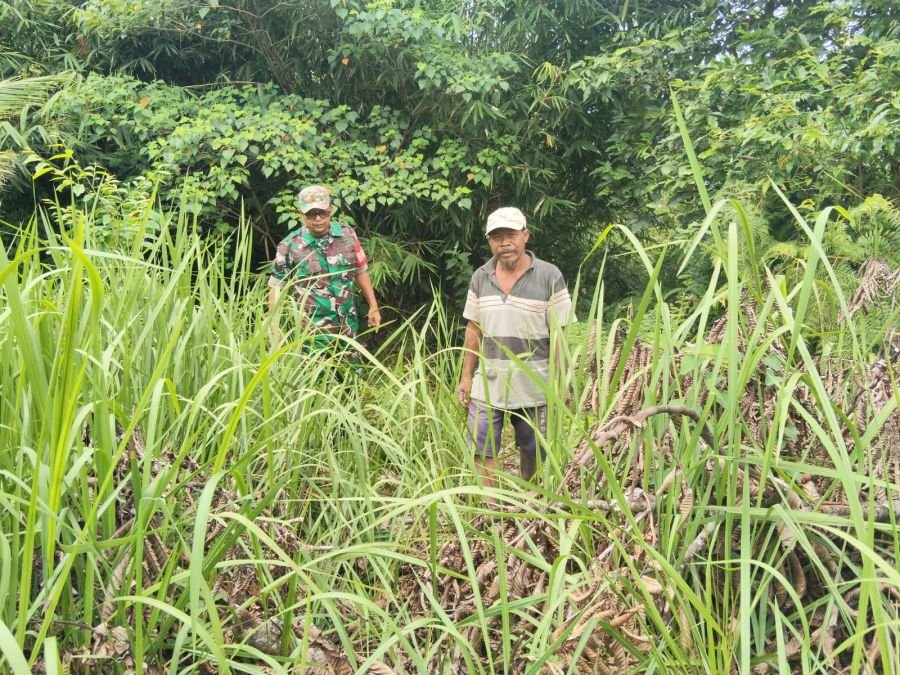 Alarm Karhutla Belum Berbunyi, Babinsa Sudah Bergerak Patroli Intensif Sisir Kawasan Rawan di Rumbai