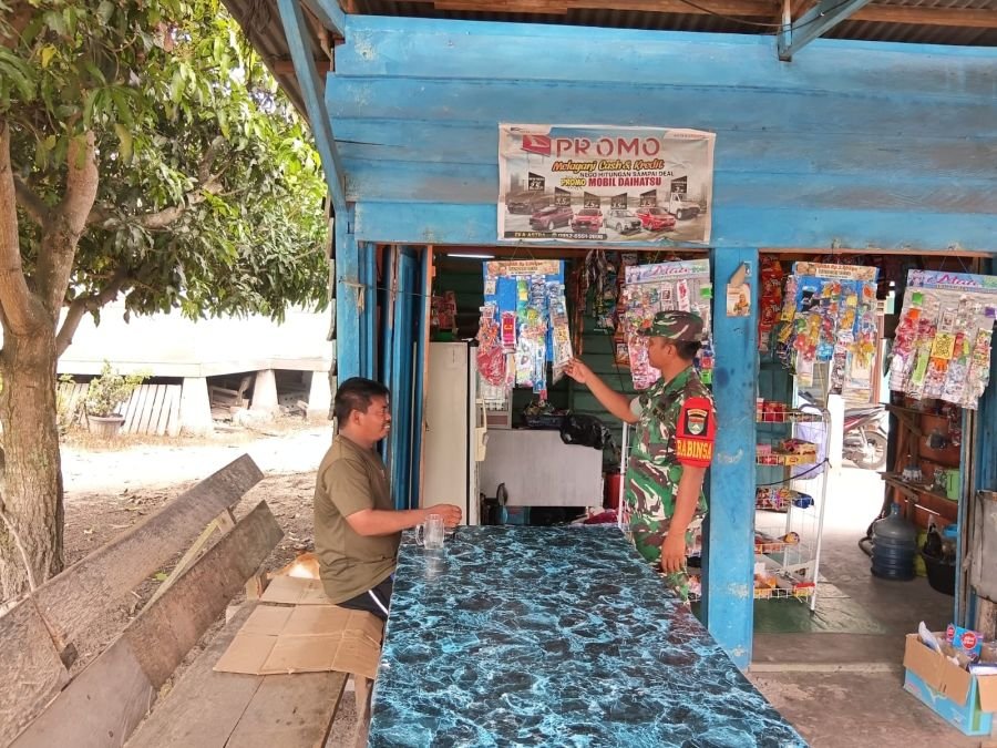 Babinsa Dedi Saputra Pantau Harga Sembako di Warung Desa Kepayang