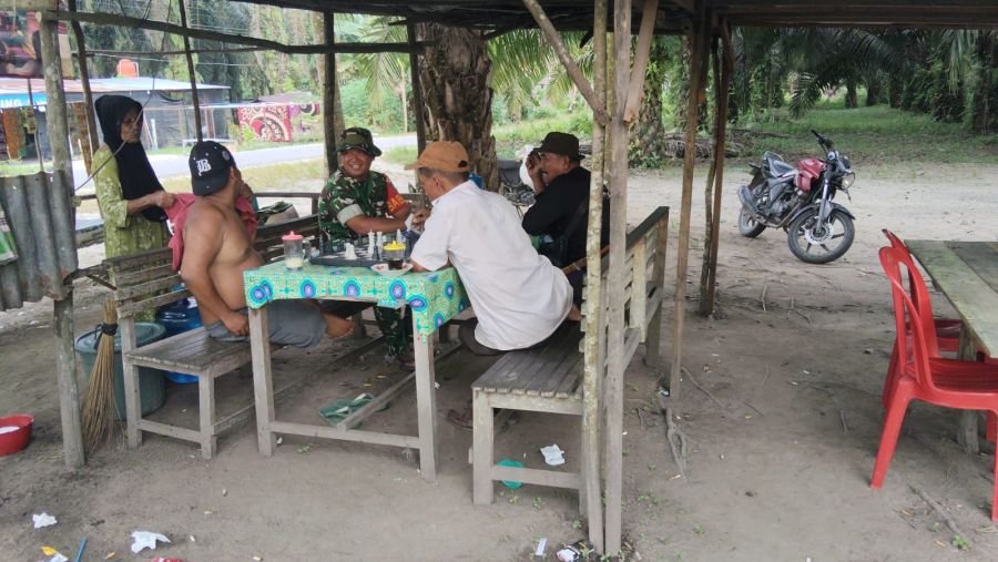 ambil Menikmati Secangkir Kopi, Serma Hendra Arena Jalin Kedekatan Melalui Komsos Bersama Masyarakat