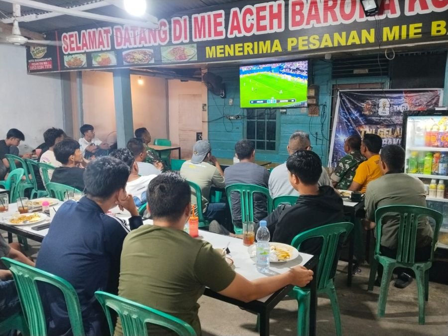 Anggota Koramil 01/Bangko Gelar Nobar Piala Dunia 2026 Bersama Warga di Bagan Timur