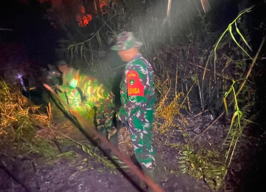 Anggota Koramil 01/Tembilahan Bergerak Cepat Padamkan Karhutla di Sungai Beringin
