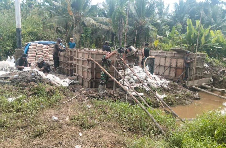 Anggota Koramil 01/Tembilahan dan Warga Turun Tangan Cor Pondasi Jembatan