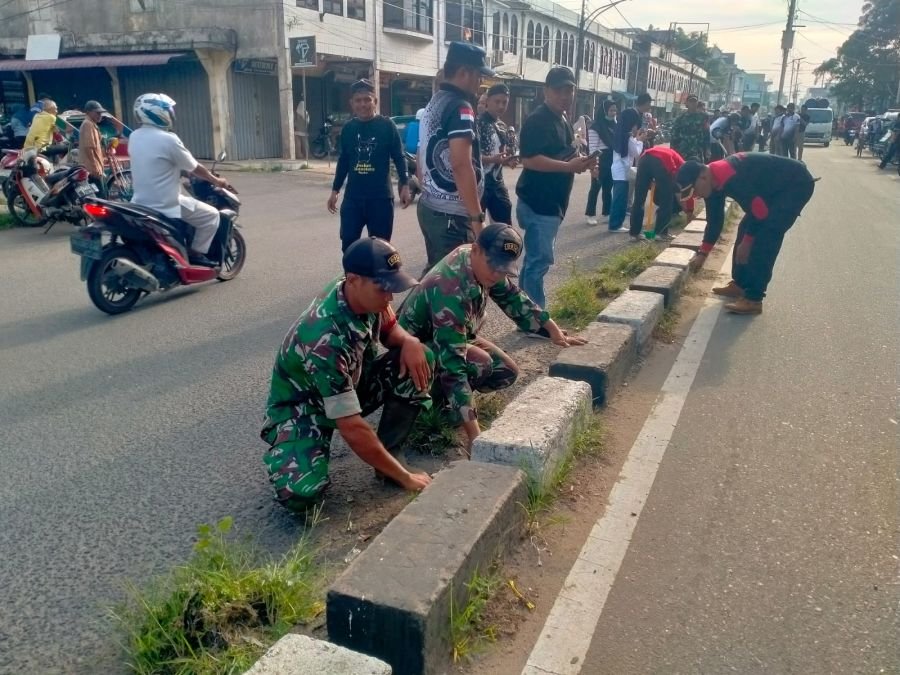 Anggota Koramil 01/Tembilahan Turun ke Jalan, Jumat Bersih Perkuat Sinergi