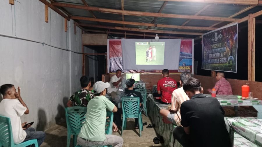 Anggota Koramil 02/KT dan Warga Nobar Piala Dunia 2026, Situasi Aman dan Kondusif