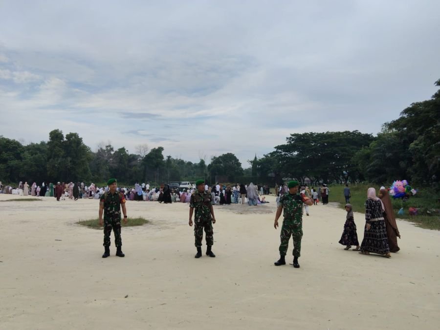 Anggota Koramil 03 Mandau Amankan Pelaksanaan Sholat Idul Adha di Lapangan Simpang Pokok Jengkol