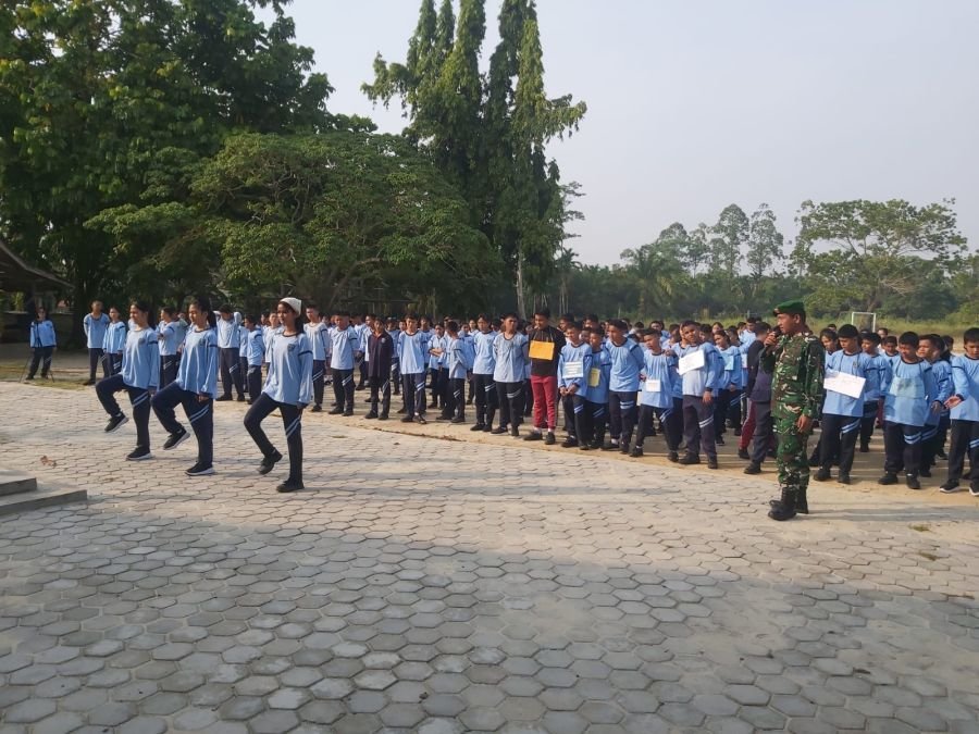 Anggota Koramil 04/Perawang Latih PBB Siswa Baru SMP Marsudirini