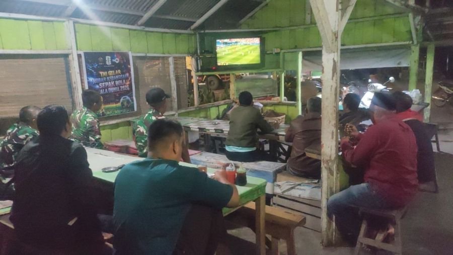 Anggota Koramil 05/Peranap bersama warga menggelar nobar laga Prancis vs Maroko
