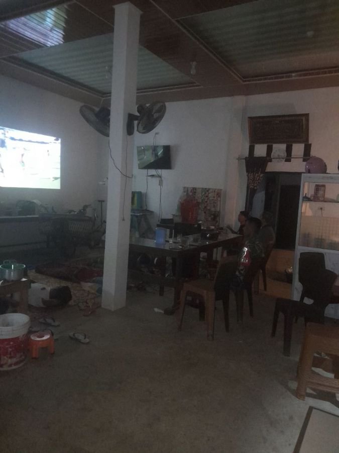 *Anggota Koramil 05/Peranap Nobar Bareng Warga di Warung Dino, Suasana Aman dan Kompak*
