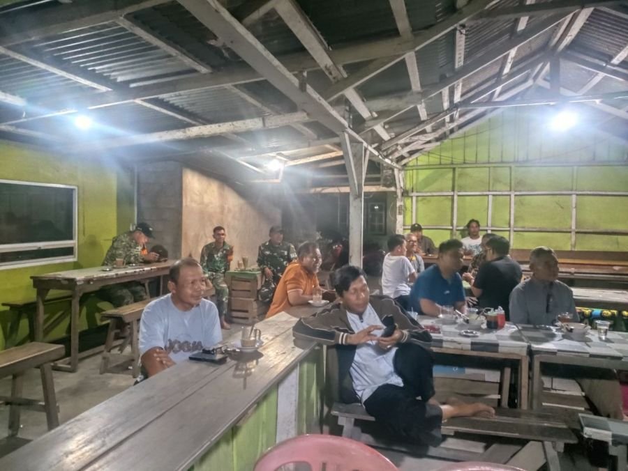 Anggota Koramil 05/Peranap Nobar Bareng Warga, Semarakkan Laga Perancis vs Inggris Piala Dunia 2026