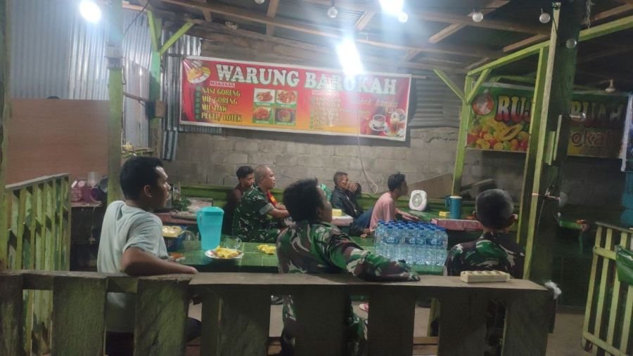 Anggota Koramil 05/Peranap Nobar Bareng Warga, Semarak Piala Dunia 2026 di Warung Rita 