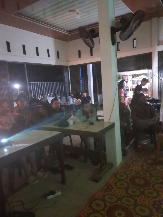 Anggota Koramil 05/Peranap Nobar Bareng Warga di Warung Dino, Meriahkan Laga Inggris vs Argentina