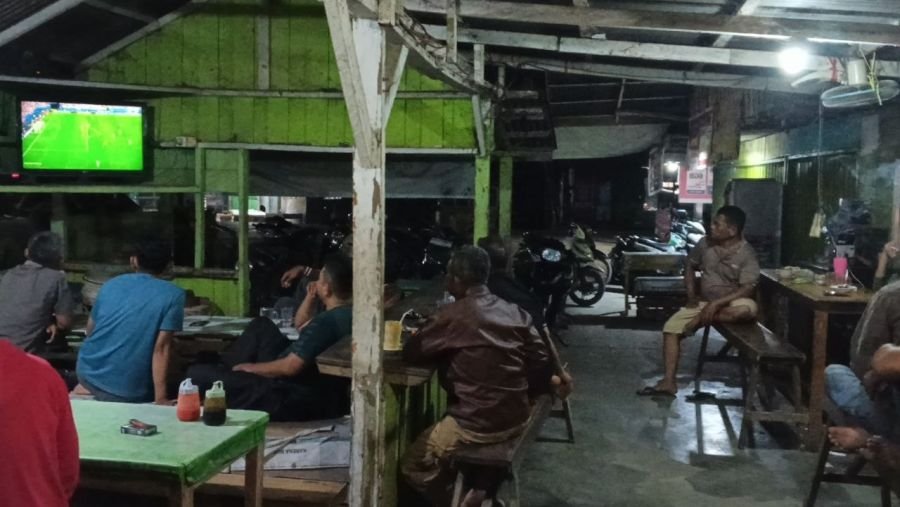 Anggota Koramil 05/Peranap Nobar Bareng Warga, Semarakkan Piala Dunia 2026 Lewat NORWEGIA VS INGGRIS