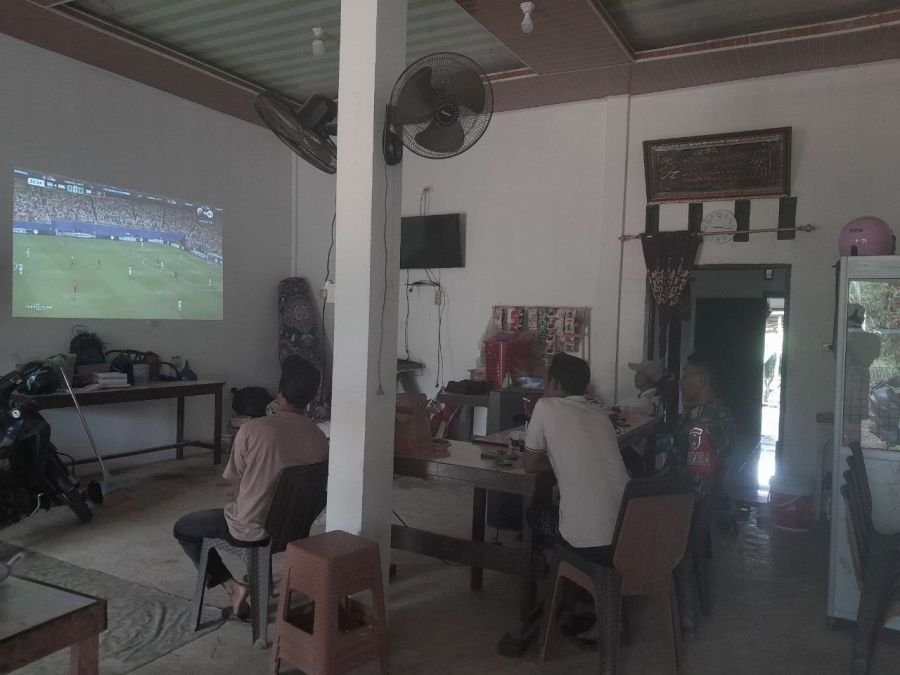 Anggota Koramil 05/Peranap Nobar Bareng Warga, Dukung Argentina vs Swiss di Warung Dino Selunak