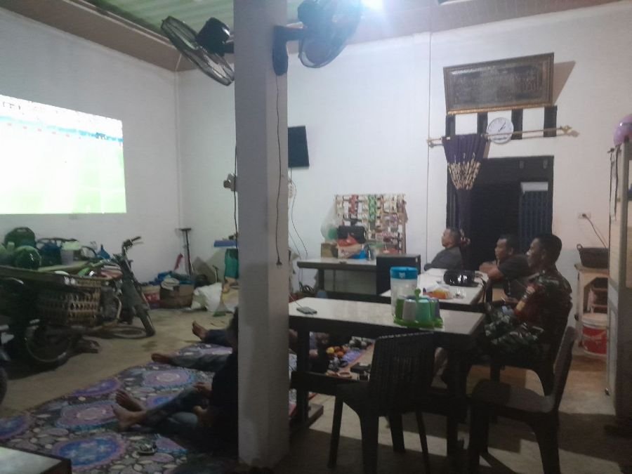 Anggota Koramil 05/Peranap Nobar Bareng Warga, Semarakkan Piala Dunia 2026 di Warung Dino